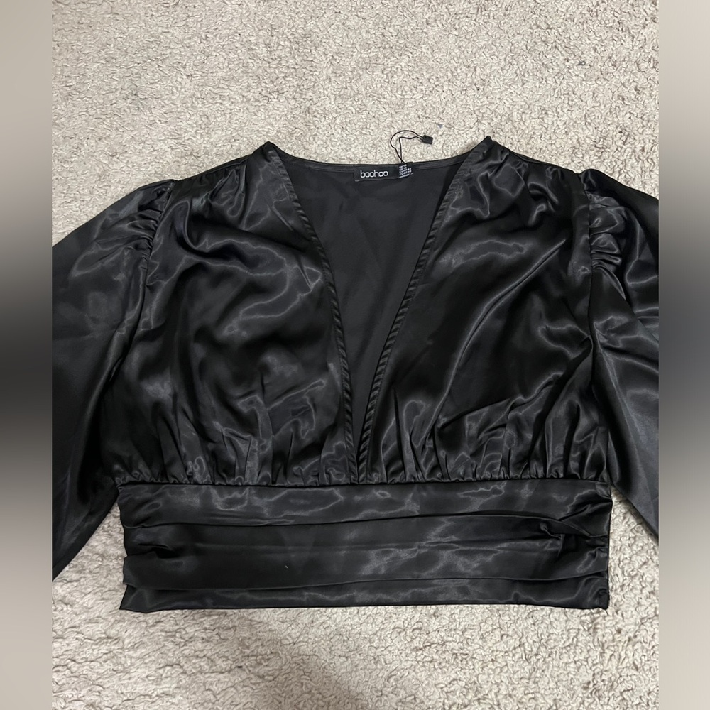 Boohoo UK cropped long sleeve Faux silk top!🖤
